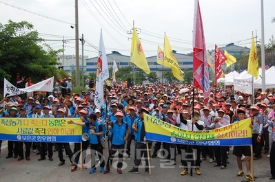 전국한우협회(회장 이강우)회원 2500여 명이 30일 음성군 삼성면 농협 음성축산물공판장 앞에서 정부와 농협중앙회를 상대로 '소값 회복과 출하 저지 한우인 총궐기대회'를 개최했다.