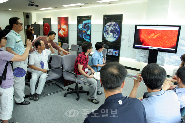 천문연구원 교원 연수프로그램에 참여하고 있는 교사들이 태양 우주환경감시실에서 설명을 듣고 있다.