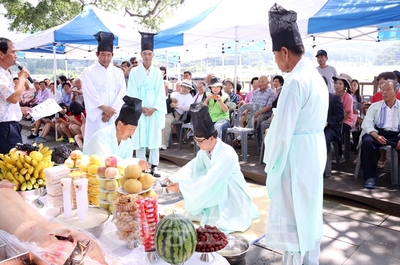 ▲ 칠월칠석날이었던 13일 오전 서구 괴곡동 마을운영위원회가 괴곡동에서 느티나무 목신제를 지냈다. 괴곡동 느티나무는 마을의 신목(神木)으로서 700여 년의 세월을 함께하며 마을의 수호신 역할을 해왔다.
<br />서구청 제공 