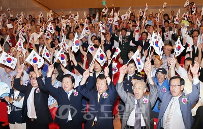 ▲ 대전시는 15일 시청 대강당에서 광복절 경축행사를 열고 만세삼창을 통해 광복의 의미를 되새겼다.