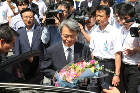 ▲ 굳은 표정으로 떠나는 양건 감사원장  양건 감사원장이 26일 오전 서울 종로구 삼청동 감사원에서 이임식을 마친 뒤 차량에 탑승하고 있다. 
<br />[연합뉴스 제공]