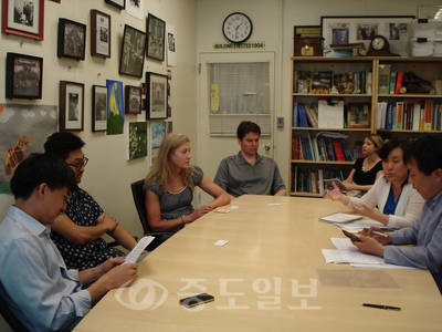 ▲ 시티애즈스쿨과 cdi학교 관계자들이 본보와 인터뷰를 진행하고 있다. 중국계와 한국계 교사들이 끼어 있어 눈길을 끌었다.