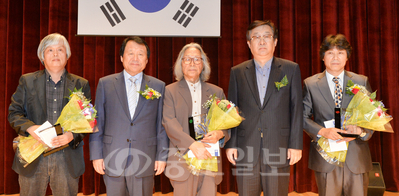 ▲ 제11회 이동훈 미술상 시상식이 3일 오후 대전시립미술관 대강당에서 열려 본상과 특별상 수상자들이 염홍철 대전시장, 본사 송명학 부사장과 기념 촬영을 하고 있다.
<br /> 손인중 기자  dlswnd98@