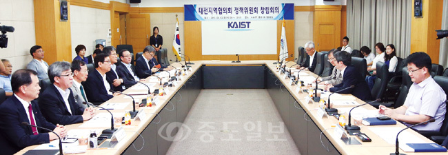 ▲ 대전지역협의회 정책위원회 창립회의가 3일 오전 KAIST 본관 제1 회의실에서 열려 강성모 총장, 양성광 미래선도연구실장, 노병찬 대전시 행정부시장 등이 참석해 지역 특화분야 발굴, 기관 간 연계를 통한 시너지 창출 방안 등을 논의하고 있다. 손인중 기자