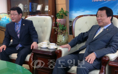 ▲ 염홍철 대전시장과 박성효 의원이 5일 오후 대전시청에서 만났다.