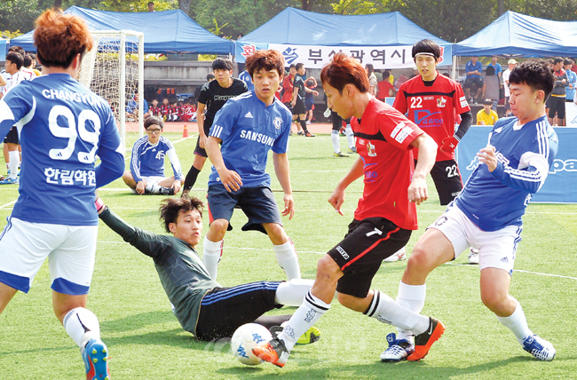 ▲ 제6회 대전광역시 동구청장배 풋살대회가 8일 오전 대전대학교 축구장에서 열려 20대부 선수들이 격렬한 몸싸움을 벌이며 볼다툼을 하고 있다. 손인중 기자