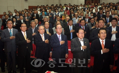 ▲ 11일 오후 대전 서구 관저동 건양대 대전메디컬캠퍼스에서 열린 세종미래비전연구원 개원식에서 심대평(사진 앞줄 왼쪽에서 네번째) 초대 지방자치발전위원장이 국민의례를 하고 있다. [연합뉴스 제공]