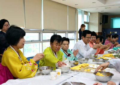 ▲ 대전 유성구 온천2동 주민센터에서 지역 주민들이 모여 송편을 빚으며, 안부를 묻고 외로움을 달랬다.