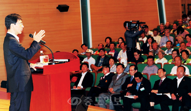 ▲ 안희정<사진 왼쪽> 충남도지사가 12일 당진시청 대강당에서 열린 '항만 발전전략 수립을 위한 초청 강연회'에서 “당진항이 환황해경제권을 주도하는 물류·유통 중심 항만으로 발돋움할 수 있도록 도정 역량을 집중할 것”이라고 밝히고 있다. [연합뉴스 제공]