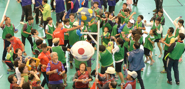 ▲ 계룡시 개청 10주년  계룡문화축제 면, 동 화합 행사에서 참가 선수들이 박터뜨리기 게임을 하고있다. 손인중 기자 dlswnd98@