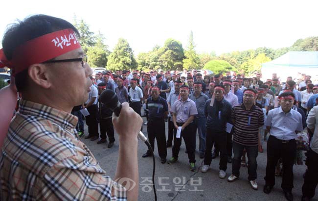 ▲ 김지수 대학노조 충남대 지부장이 16일 오전 충남대 대학본부 앞에서 열린 직원 비상총회에서 기성회비 수당 폐지 반대를 주장하고 있다.
<br />연합뉴스