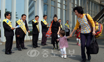 ▲ 민주당 대전시당 이상민 위원장을 비롯한 당직자와 핵심당원들이 17일 오전 대전역 일원에서 대전을 오가는 귀성객들에게 명절인사를 하고 있다. 
<br />손인중 기자 dlswnd98@