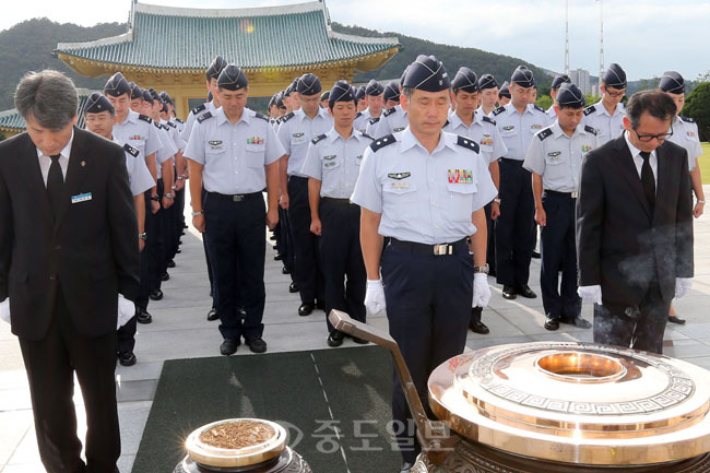 연수차 방한한 일본 항공자위대 지휘 막료(참모) 과정 학생과 교직원이 25일 국립대전현충원 현충탑에서 묵념하고 있다. 
<br />연합뉴스