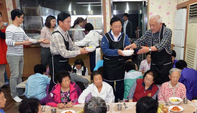 제33차 현장간담회에 나선 민주당 김한길 대표가 5일 대전 중구 중촌사회복지관을 찾아 배식봉사를 하고 있다. 
<br />손인중 기자 dlswnd98@
<br /> 