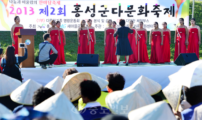 ▲ '제2회 홍성군다문화축제'가 3일 홍성군청 여하정에서 1500여명의 지역민이 참여한 가운데 다채롭게 펼쳐졌다.