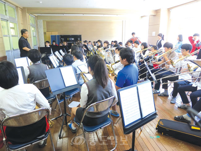 ▲ 우수한 연주자들에게 지도받으며 관악기 연주 실력을 향상시키고 있는 진산중학교 윈드오케스트라 연주 모습.