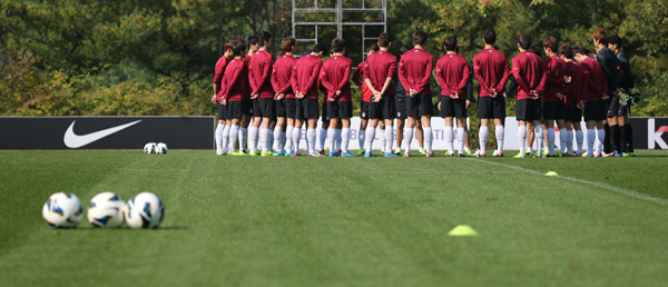 ▲ 말리와의 평가전을 앞둔 14일 파주 NFC에서 축구 대표팀 코치진과 선수들이 모여서 훈련을 준비하고 있다. 연합뉴스