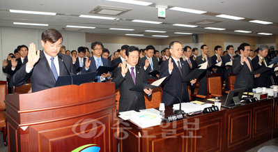 ▲ 국정감사 첫날인 14일 정부세종청사에서 열린 국토교통부 국정감사에서 서승환 장관과 산하단체장, 간부들이 증인선서를 하고 있다.
<br />[연합뉴스/중도일보제휴사]