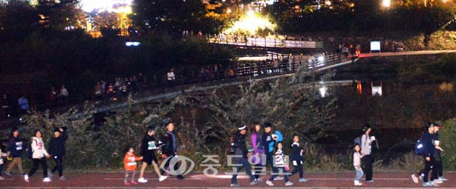 ▲ 월화수목 달빛걷기대회 7km 코스 반환점인 유림공원에서 참가자들이 다리위 반환점을 돌고 있다.
<br />손인중 기자 dlswnd98@