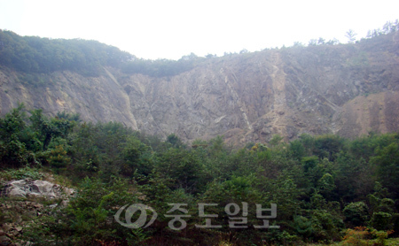 대전 동구 상소동에 남아 있는 옛 채석장 모습. 산허리가 파헤쳐져 수직절벽이 됐다.