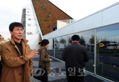 ▲ 외국기업 투자유치와 내포신도시 발전 구상을 위해 유럽 순방중인 안희정 충남도지사가 22일 도청과 비슷한 건물양식 지붕에 잔디를 심어 친환경 건물로 주거와 사무실로 나눠 사용하고 있는 덴마크 외레스타드에 위치한 '8하우스'를 살펴보고 있다. [충남도 제공]