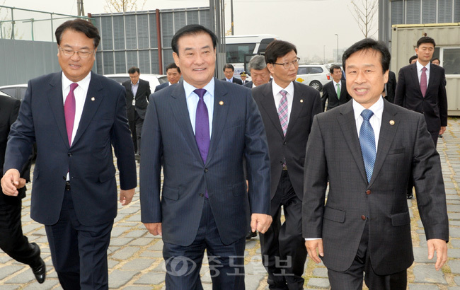 ▲ 강창희 국회의장이 정진석 국회사무총장과 함께 28일 오전 세종시 정부세종청사를 방문, 2단계 공사상황실로 들어서고 있다. /손인중 기자