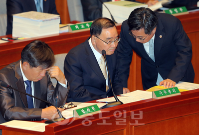 ▲ 보고받는 정홍원 총리  정홍원<사진 가운데> 국무총리가 5일 오전 국회에서 열린 예산결산특별위원회에서 김동연<오른쪽> 국무조정실장의 보고를 받고 있다. [연합뉴스 제공]