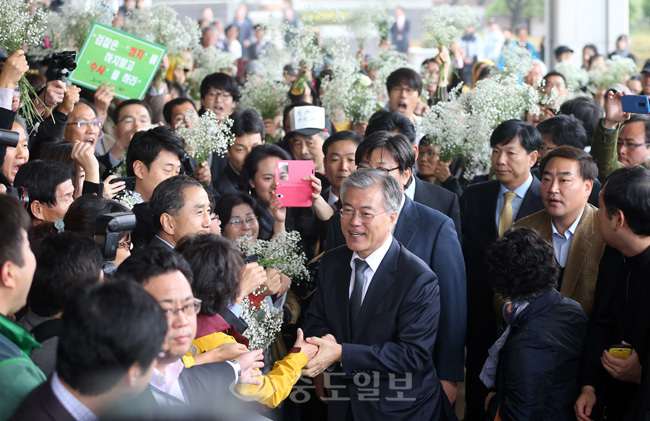 ▲민주당 의원이 6일 오후 2007년 남북정상회담 대화록 폐기 의혹과 관련한 검찰 조사를 받기 위해 서울중앙지검에 출석하던 중 지지자들로부터 격려를 받고 있다. 검찰은 이날 문 의원을 상대로 회의록이 대통령기록물로 지정됐는지와 회의록 수정본이 대통령기록관으로 이관되지 않은 경위, 회의록 초본이 삭제된 이유 등을 확인할 계획이다. 연합뉴스 제공