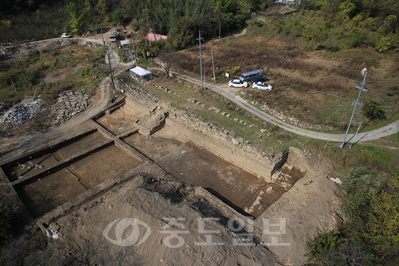 ▲ 논산시 개태사(開泰寺)지에서 사찰의 중심 권역을 이루는 폭 52m, 높이 4.5m의 대형 석축과 폭 5.5m의 계단지가 발견됐다. 이는 고려시대 중앙의 기술력을 확인 할 수 있는 매우 중요한 자료가 될 것으로 보인다.