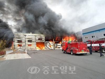 ▲ 9일 청양군 화성농공단지내 사료원료 공장에서 화재가 발생, 출동한 119 소방대원들이 진화 작업을 벌이고 있다.  