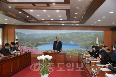 이석화 군수가 외국체험마을조성사업 경찰조사 관련 결백하다는 입장을 밝히고 있다. 