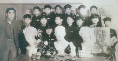 ▲1971년 논산중 교사시절 미술반원들과 함께 한 박명규 화백.