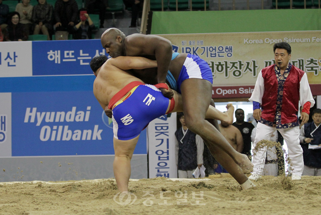 ▲ 14일 서산시 농어민문화체육센터에서 열린 2013 천하장사 씨름 대축제 세계 씨름 친선 교류전에서 미국의 커티스 존스 선수가 중국의 류례 선수와 경기를 벌이고 있다. 
<br />[연합뉴스/중도일보 제휴사]