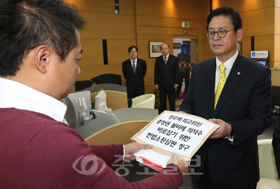 ▲ 정우택 새누리당 최고위원이 14일 오전 서울 종로구 재동 헌법재판소에서 호남권이 충청권보다 많이 배정된 국회의원 의석수의 위헌 여부를 가려달라는 내용의 헌법소원 심판 청구를 민원실에 접수하고 있다.  [연합뉴스 제공]