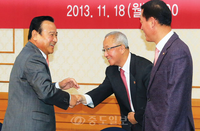 ▲ 이완구<사진 맨 왼쪽> 새누리당 세종시특위 위원장이 18일 오전 국회 귀빈식당에서 열린 세종시지원특위 당·정 간담회에서 현오석 부총리 겸 기획재정부 장관과 인사하고 있다.[연합뉴스 제공]