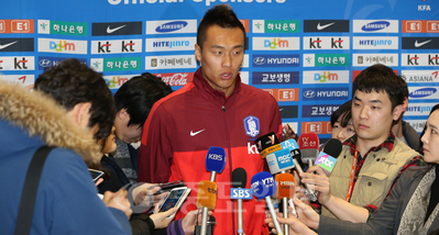 ▲러시아와의 평가전을 치르고 20일 귀국한 축구 국가대표팀의 공격수 김신욱이 인천국제공항 출국장에서 인터뷰를 하고 있다. 연합뉴스 제공