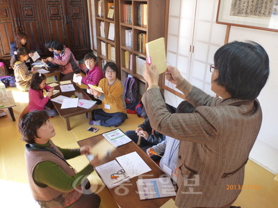 ▲ 한밭문화마당의 '서원을 세계문화유산으로' 프로그램 참가자들이 전통방식으로 서책 만들기 체험에 몰두하고 있다.