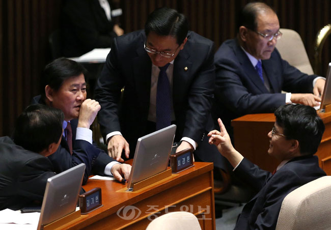 ▲원내대표들은 대화중  새누리당과 민주당 원내지도부가 21일 오전 국회 본회의장에서 열린 경제분야 대정부질문에서 대화를 나누고 있다. 왼쪽부터 김기현 새누리당 정책위의장, 최경환 원내대표, 정성호 민주당 원내수석부대표, 윤상현 새누리당 원내수석부대표. 연합뉴스 제공