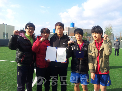 ▲대전맹학교 축구동아리가 '2013 전국시각장애인종합대회' 축구 부문에서 우승한 뒤 기념촬영한 모습.