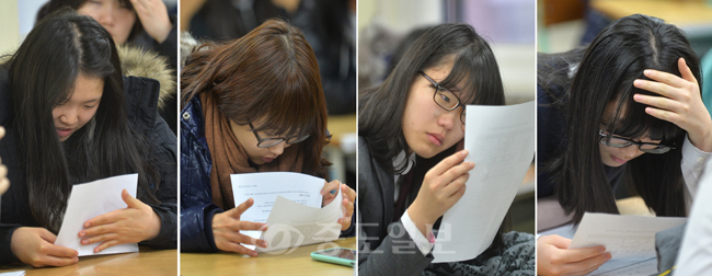 ▲ 2014학년도 대학수학능력시험 성적표가 배부된 27일 대전둔산여고에서 학생들이 미소와 안도의 눈물, 심각한 표정을 지으며 성적표를 확인하고 있다. 이성희 기자 token77@ 
<br />