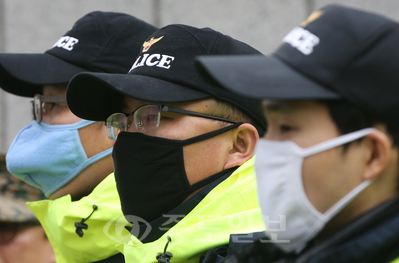 중국발 고농도 미세먼지가 발생한 5일 오후 서울 종로구 재동 헌법재판소 앞에서 경찰이 마스크를 착용한 채 근무를 하고 있다. 
<br />연합뉴스