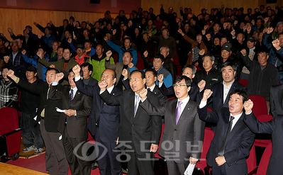 ▲ 유류피해사고 6주년을 맞아 6일 태안군문예회관에서 열린 '6주년 보고대회'에서 참석자들이 정부와 삼성의 미온적인 태도를 성토하고 있다.태안군 제공