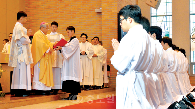▲ 천주교 대전교구 부제 서품식이 지난 13일 주교좌 대흥동성당에서 유흥식 라자로 주교의 주례로 열려 서품을 받는 10명의 부제들이 성당으로 들어서고 있다.
<br />이성희 기자 token77@ ▲ 천주교 대전교구 부제 서품식이 지난 13일 주교좌 대흥동성당에서 유흥식 라자로 주교의 주례로 열려 서품을 받는 10명의 부제들이 성당으로 들어서고 있다.
<br />이성희 기자 token77@