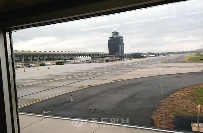 ▲  비행기에서 내리기 전 덜레스 공항 (Dulles International Airport, IAD) 모습