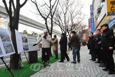 ▲ 17일 대전시 및 자치구 공무원을 비롯해 자원봉사자 등 120여명이 참석한 가운데 대구 도시철도 3호선 현장 설명회 및 견학을 했다.