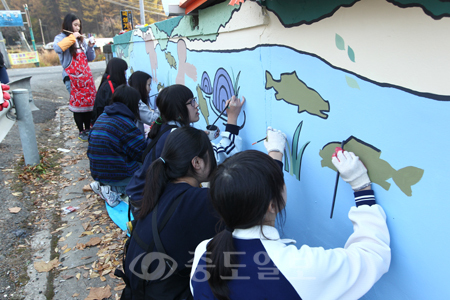 ▲ 상소동 마을 담장벽화 봉사활동