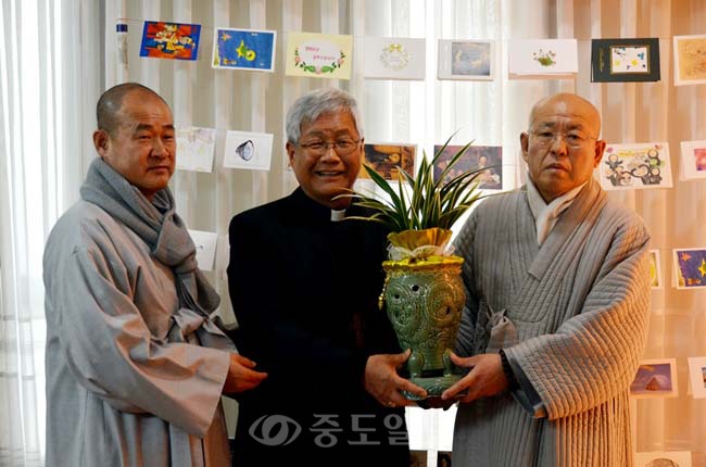 ▲ 성탄절을 앞두고 지난 20일 대전교구청을 방문한 대한불교 천태종 총무원장 도정스님(오른쪽)과 광수사 주지 영제스님(왼쪽)이 유흥식 주교에게 예수 탄생을 축하하는 의미로 난을 선물하고 있다. 이성희 기자 token77@
<br /> ▲ 성탄절을 앞두고 지난 20일 대전교구청을 방문한 대한불교 천태종 총무원장 도정스님(오른쪽)과 광수사 주지 영제스님(왼쪽)이 유흥식 주교에게 예수 탄생을 축하하는 의미로 난을 선물하고 있다. 이성희 기자 token77@
<br />