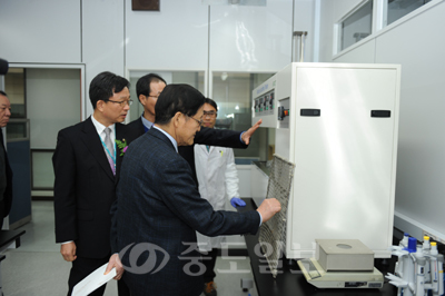 ▲ 한국화학연구원은 지난 11일 '중소기업 연구역량 강화사업'의 일환으로 대전 본원에 ㈜부흥산업사, ㈜녹스탑 등 2개 기업과, 울산사업본부에 ㈜대림화학의 부설연구소가 입주식을 개최 후 현장 방문을 가졌다.
<br />화학연 제공