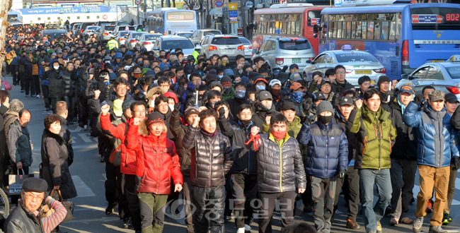 민주노총 대전·충남지역본부 조합원들이 23일 대전역 서광장에서 열린 철도파업 승리 결의대회를 마친 후 새누리당 대전시당사 앞까지 거리행진을 벌이고 있다.
<br /> 이성희 기자 token77@