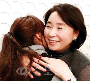 ▲ 23일 '아침뜰'의 입소 미혼모들을 위한 크리스마스 파티장에서 만난 김아미 양(가명)과 김소연 국제소롭티미스트 뉴대전클럽 회장(사진 오른쪽)이 올해 함께 해온 시간들을 추억하며 포옹하고 있다.